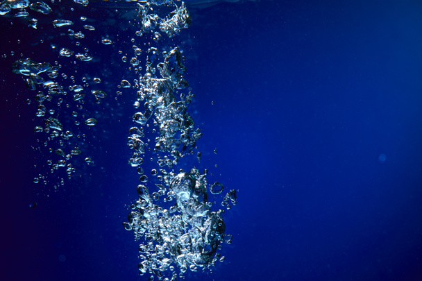 pęcherzyki powietrza w błękitne wody, zbliżenie  - Zdjęcie, obraz