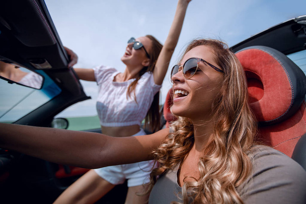 Zárja be a up.happy fiatal nő vezetés egy kabrió autó - Fotó, kép