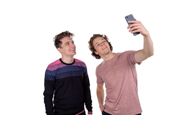 Zwei Freunde machen Selfie isoliert auf weißem Hintergrund - Foto, Bild
