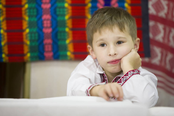 Портрет маленький хлопчик білоруською або української вишивки, у. Хлопчик у слов'янських одяг - Фото, зображення