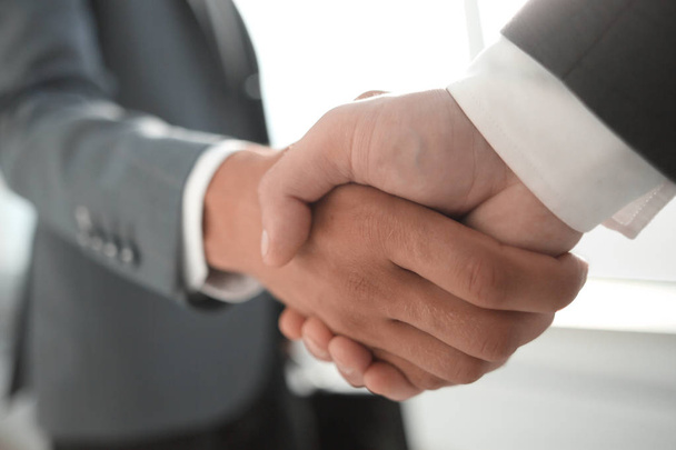 Close up of businessmen shaking hands business success ideas con - Foto, afbeelding