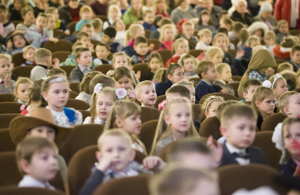 Belarus, Gomel, 18 de dezembro de 2018.Central Library. Muitas crianças do público. Auditório infantil
 - Foto, Imagem