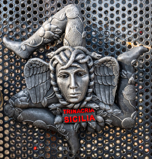 Gros plan d'un blason en céramique représentant le symbole de la trinacrie sicilienne. Vue carrée
 - Photo, image