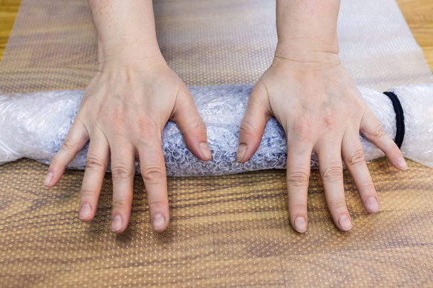 laboratorio di fabbricazione a mano di guanti in pile di lana di pecora Merino blu con processo di feltro umido - artigiano rotola un tappetino con guanti infeltriti per il fulling
 - Foto, immagini
