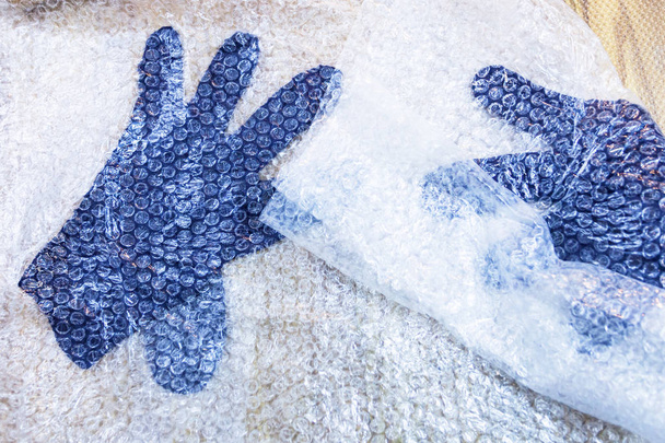 oficina de mão fazendo um velo luvas de lã azul Merino ovelhas usando processo de feltragem molhado - feltrado luvas no tapete após a laminação e prensagem
 - Foto, Imagem