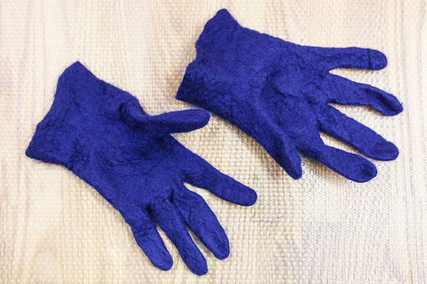 officina di fabbricazione a mano di guanti in pile di lana di pecora Merino blu con processo di infeltrimento umido - guanti infeltriti bagnati finiti dopo il fulling
 - Foto, immagini