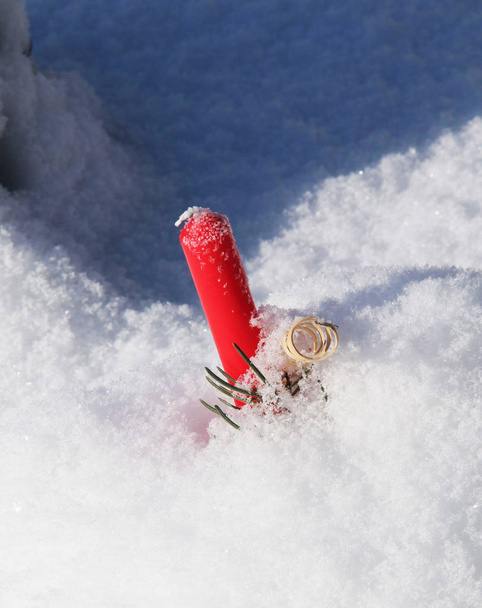 Kışın kar çıkık mezarı üzerinde mum - Fotoğraf, Görsel
