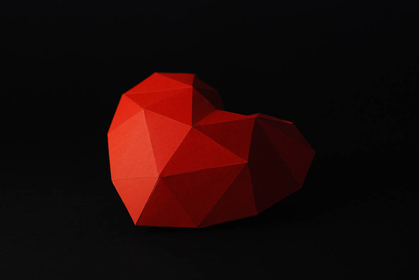 Polygonales Herz aus Designer-Karton - Foto, Bild