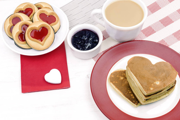 Valentine's Day. morning breakfast with coffee and pancakes - Valokuva, kuva