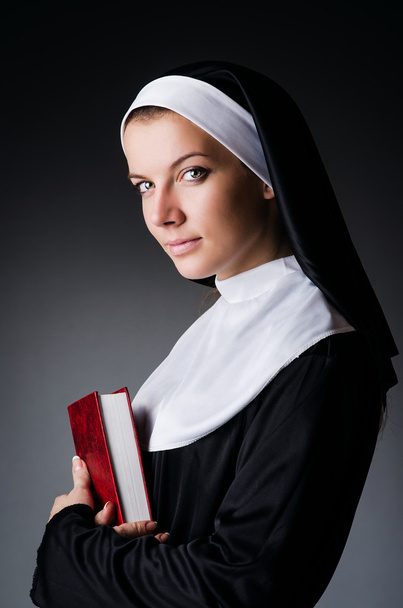 Νεαρή καλόγρια με θρησκευτική αντίληψη - Φωτογραφία, εικόνα