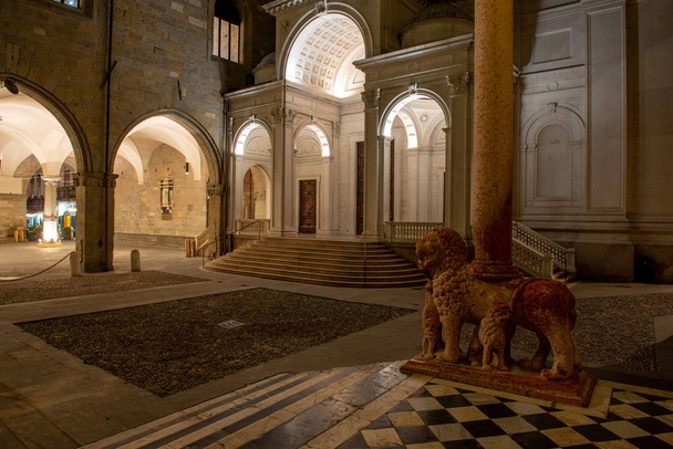 аркади палацу розуму з видом на бібліотеку Каррара
 - Фото, зображення