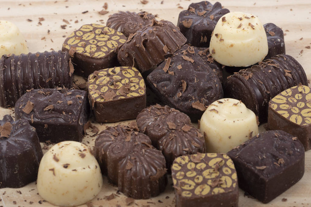 Chocolats belges assortis dans une table en bois
 - Photo, image