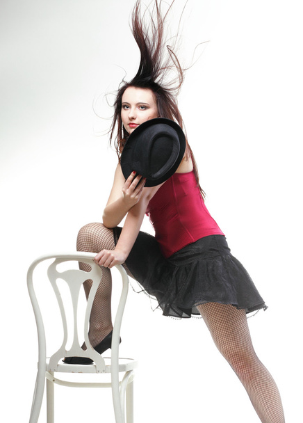 showgirl γυναίκα χορού στην καρέκλα κορσέ κόκκινο λευκό απομονωθεί - Φωτογραφία, εικόνα