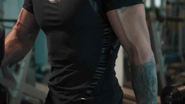 strong athletic men pumping up muscles workout bodybuilding concept - Filmagem, Vídeo