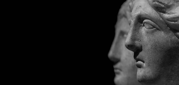 Μαρμάρινα αρχαία διαφορετικές κεφαλές όσο η ανθρωπότητα σε ένα απομονωμένο μαύρο φόντο - Φωτογραφία, εικόνα