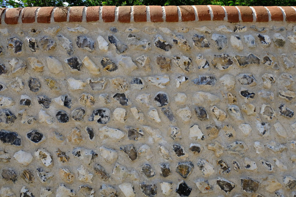 Vasta rakennettu piikivimuuri South National Downsin alueella Sussexissa. Kaunis terrakotta leikata seinään
. - Valokuva, kuva