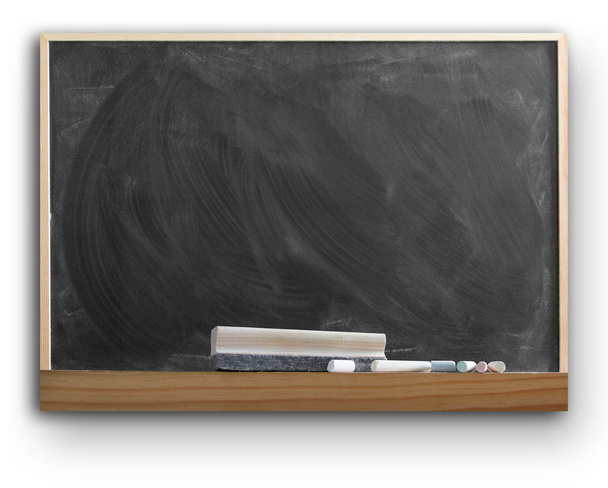 Blackboard, stofdoek en krijt samen op effen achtergrond  - Foto, afbeelding