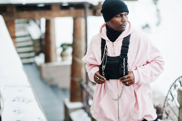 Stylish urban style african american man in pink hoodie posed at winter day. - Valokuva, kuva