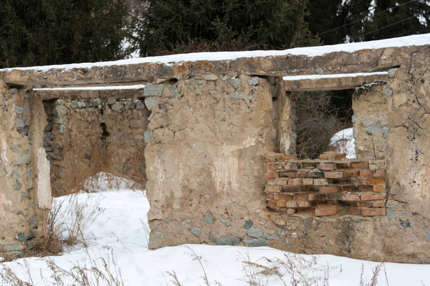 dağlarda tahrip ve yağmalanmış eski tuğla bina - Fotoğraf, Görsel