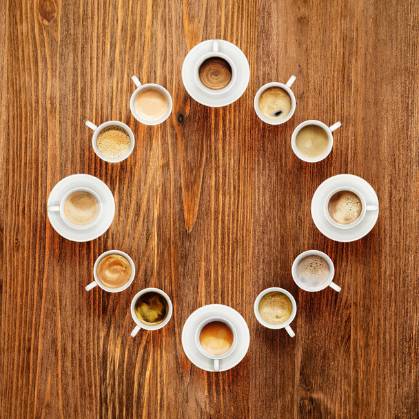 Algumas xícaras de café na mesa de madeira, vista superior. Conceito de travão de café
. - Foto, Imagem