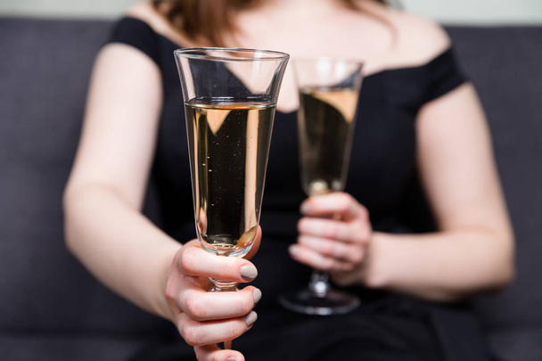 Cita romántica, copas de champán, hermosa mujer sosteniendo dos copas de champán
. - Foto, Imagen
