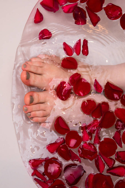 Valentines day bath with rose petails, romantic home spa, luxury self care - Φωτογραφία, εικόνα