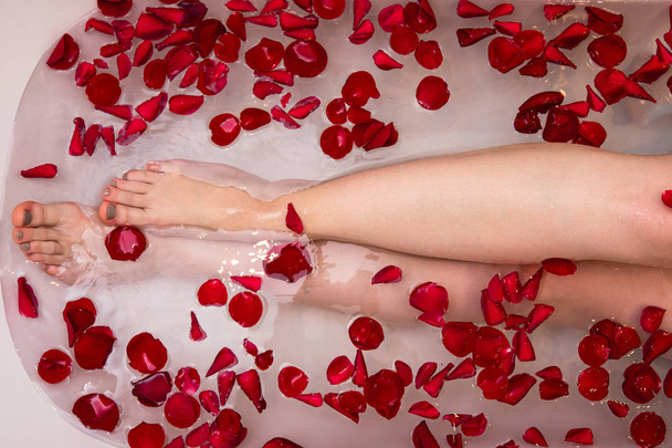 Valentines day bath with rose petails, romantic home spa, luxury self care - Foto, afbeelding