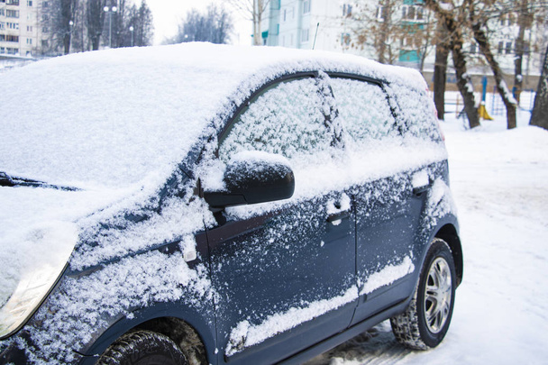 vista de carros cobertos de neve no estacionamento - Foto, Imagem