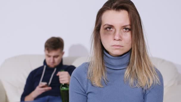 Concepto de violencia doméstica. Mujer joven maltratada con moretones en la cara mostrando señal de stop
 - Imágenes, Vídeo