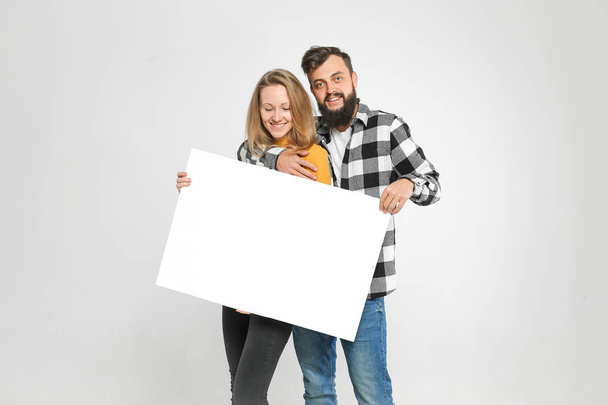 twee gelukkige liefdevolle mensen met mockup poster - Foto, afbeelding