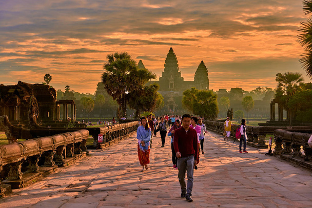 SIEM REAP, CAMBODIA - 13 December 2014:View of Angkor Wat at sunrise, Archaeological Park in Siem Reap, Cambodia UNESCO World Heritage Site - Foto, imagen