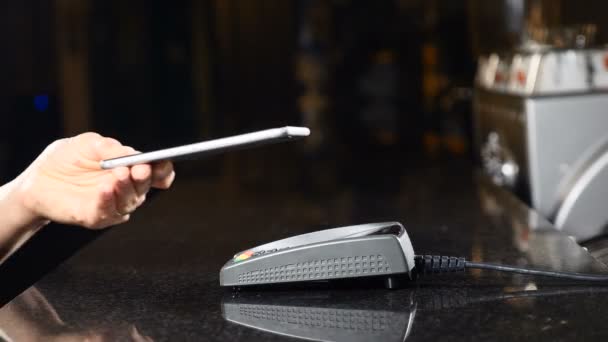 Σύγχρονης τεχνολογίας στη μέθοδο πληρωμής. Ανέπαφων πληρωμών με smartphone. Πληρωμή με μια συσκευή τηλεφώνου σε ένα τερματικό πιστωτική κάρτα. Ασύρματο πληρωμής έννοια. 4k - Πλάνα, βίντεο