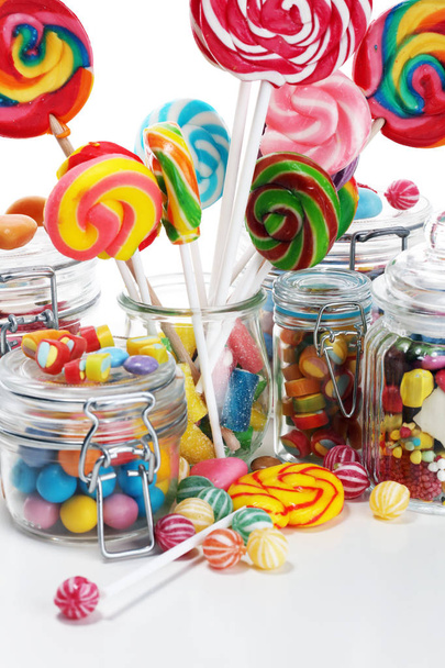 caramelos con jalea y azúcar. colorida variedad de diferentes dulces y golosinas infantiles en tarro de vidrio
 - Foto, Imagen