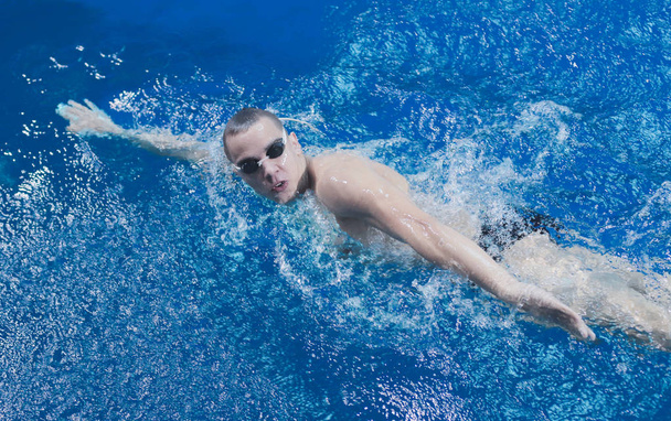 Nuotatore maschile in piscina. Foto subacquea. Nuotatore maschio. - Foto, immagini