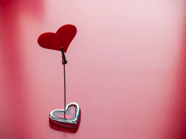 Bir kırmızı kalp ve kırmızı arka plan ile aşk A stand kavramı - Fotoğraf, Görsel