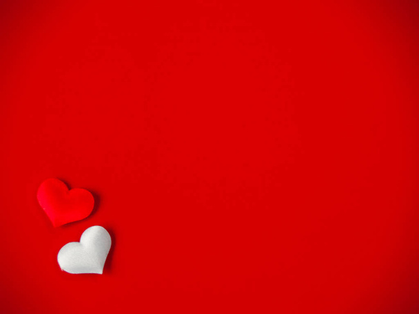 Έννοια της αγάπης δύο μικρές καρδιές σε κόκκινο φόντο - Φωτογραφία, εικόνα