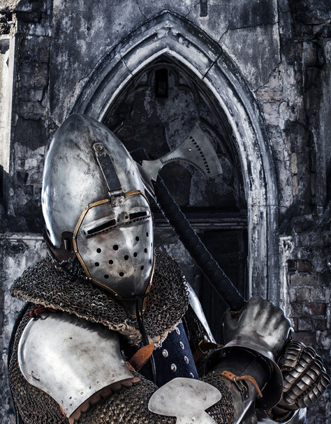 Озброєний лицар на старовинному будівельному тлі
 - Фото, зображення
