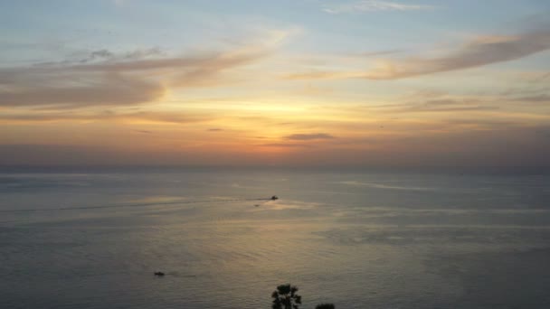 Fotografia aérea no ponto de vista de Laem Promthep Cape. .Promthep ponto de vista da capa é o ponto de vista do pôr do sol mais popular na ilha de Phuket
. - Filmagem, Vídeo