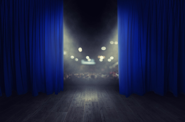 A kék függöny nyitnak a színházi show - Fotó, kép