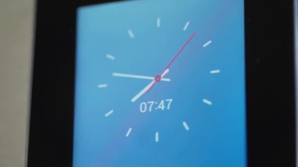 Panel electrónico en forma rectangular montado en la pared blanca y que muestra la hora y la información de la fecha en la pantalla azul con marco negro
. - Imágenes, Vídeo