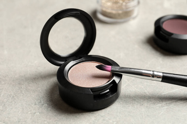 Eye shadow with makeup brush on table - Foto, afbeelding