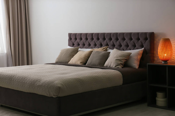 Contemporary room interior with comfortable double bed - Foto, Bild