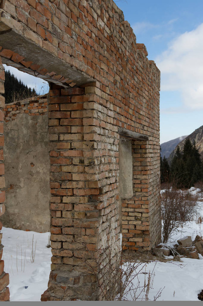 zniszczony stary budynek z cegły w górach bez dachu - Zdjęcie, obraz