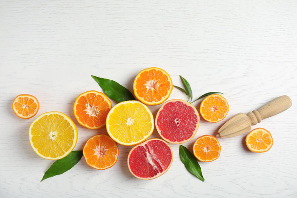 Different citrus fruits on wooden background, flat lay - Fotografie, Obrázek