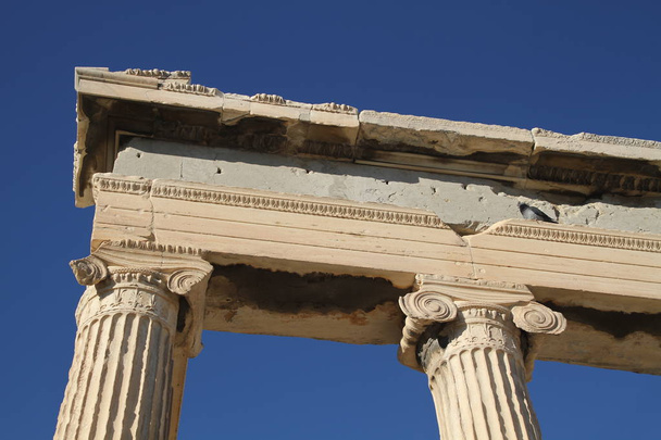 Akropole v Athénách, s chrám Parthenon. Slavný starý chrám Parthenon je hlavní dominantou Athén. Pohled na Ódeiu Héróda Attika, postavy z verandy karyatid, provedených Erechtheion. - Fotografie, Obrázek