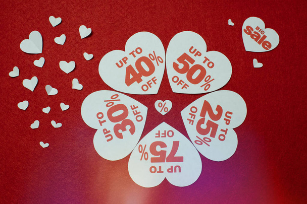 Rabat, promocja sprzedaży. Pięciu duże białe serca z numerami procent otoczony przez innych małych serc na czerwonym tle. - Zdjęcie, obraz