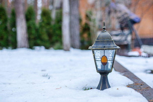 Kerti lámpa közepén a hó a téli kertben. Snowdrifts hó a kertben. - Fotó, kép