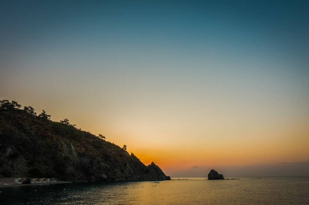 Υπέροχη ανατολή του ηλίου στη θάλασσα - Φωτογραφία, εικόνα