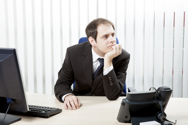Pensativo hombre de negocios en su oficina
 - Foto, imagen