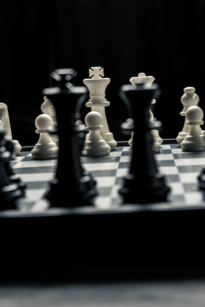 Sakktábla a fekete-fehér sakk egymással szemben. . függőleges keret - Fotó, kép